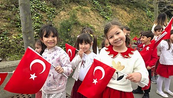 Minik Arılarımızla Coşkulu 23 Nisan Yürüyüşü